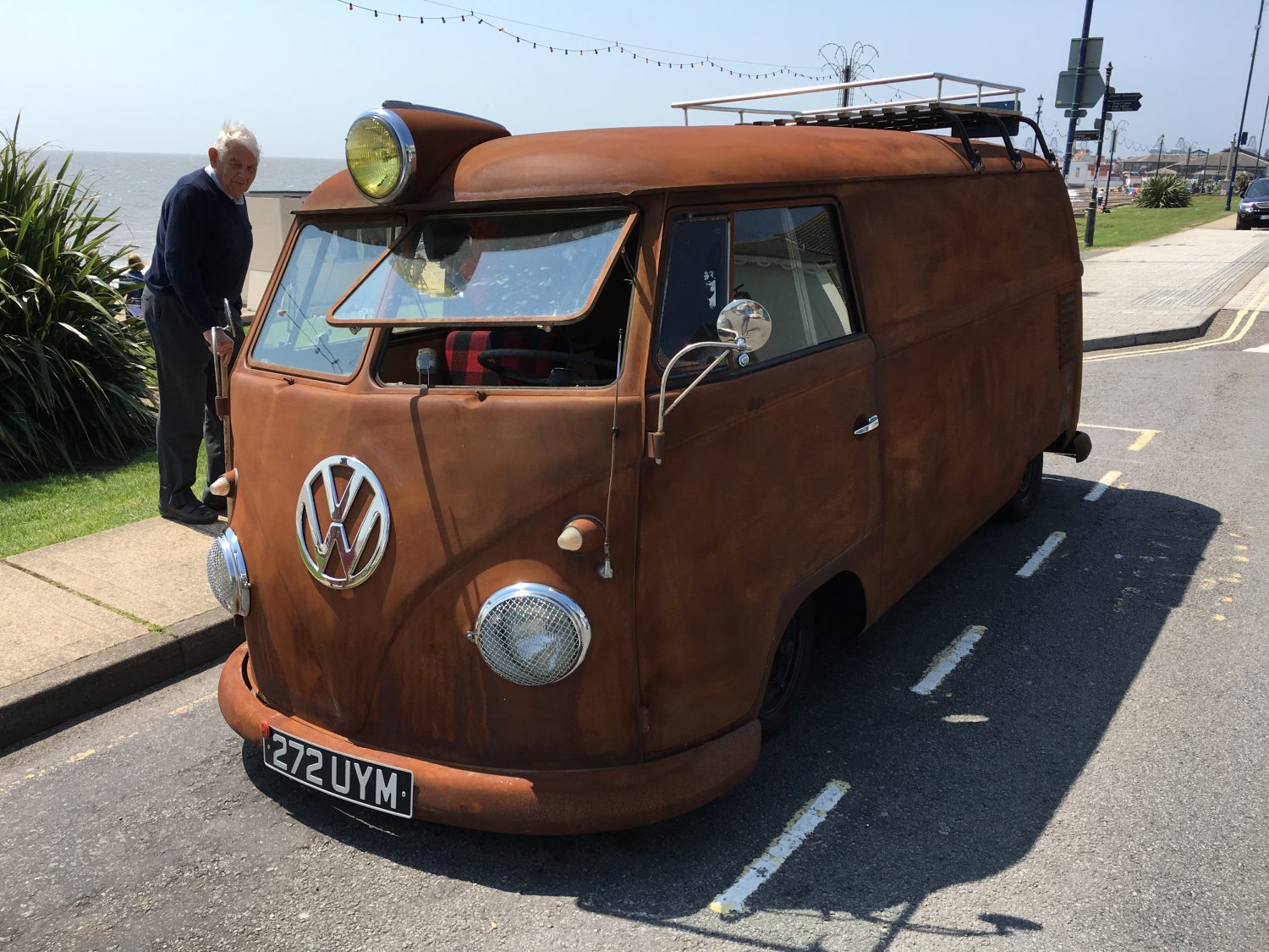 VW Splitscreen Camper - Felixstowe Beach Front