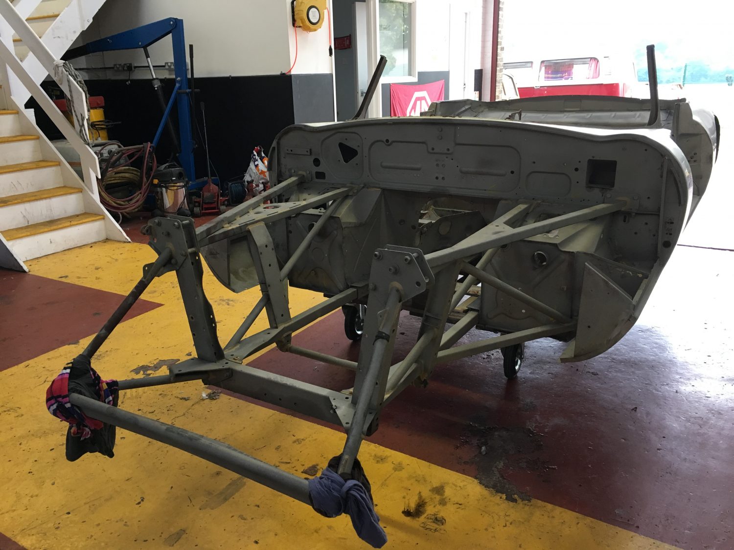 Jaguar E-Type V12 Roadster ready for welding